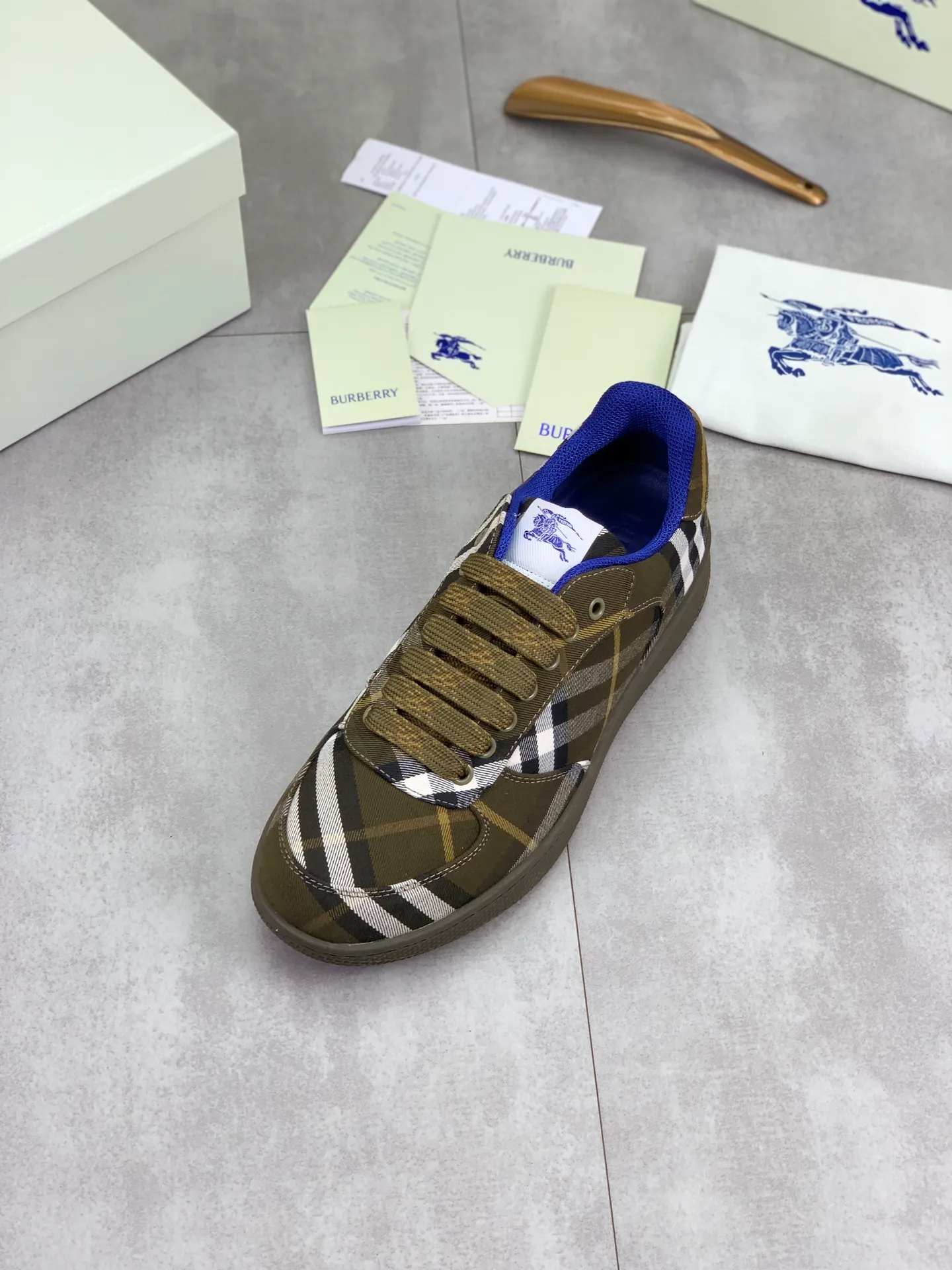 Factory price P580 [BURBERRY] Burberry - High-end quality original order - Upper: imported 🔝 original material - Inner: cowhide lining, feet; water-dyed cowhide - Outsole: ultra-light TPR rubber; two-color molded outsole - Super high quality control · Fine workmanship: highlighted (high-end, extravagance, grade) -Size: 38-46 (Male 38 46 can be customized) · Color: 5️⃣ colors available
